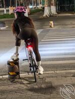 街拍细腰肥臀少妇夜骑1