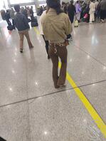 南京站出站的时候看到的，长得很好看，个子不高，但身材绝了，没拍好。