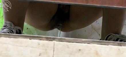 厕所偷拍同事，关系还可以1