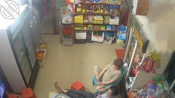 60岁老妈在老家开便利店，最近发现大伯很晚来看电视又摸大腿的，这正常吗？0