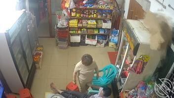 60岁老妈在老家开便利店，最近发现大伯很晚来看电视又摸大腿的，这正常吗？2