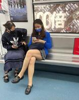 【偷拍】最近在商场、地铁、大学中的各种美腿，都是高质量，夏天真好0