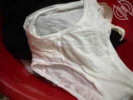 堂妹的，白色有点带黄