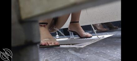 厕拍三角阴毛（粉穴）透明高跟1