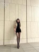 少妇去酒吧上班的路上