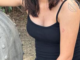 遇到坐在公园里哭泣的大奶孕妇