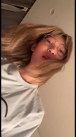 眼镜妹超级反差小穴塞最大的鸡吧爬在床上无套猛干她的骚逼