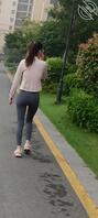 早上偶遇小区少妇晨练，身材不错0