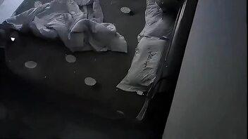 这有多饥渴，拿着假鸡吧和情人视频自慰高潮