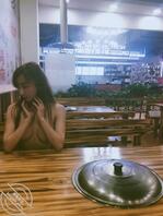 就喜欢把逼露出来---香锅店里玩全裸露出，真不怕有人进来吃饭啊0