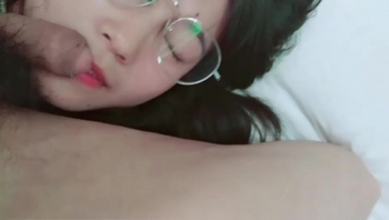 淫荡眼镜妹子，饥渴地含着粗硬鸡巴，口水直流，滑腻腻的皮肤被揉捏，骚穴