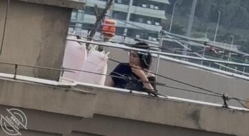 眼镜婊子看着就骚0