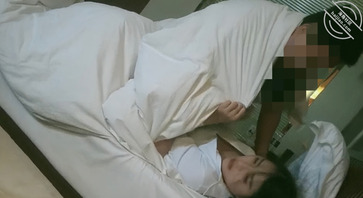 极品女友，哥们在的时候发骚，然后开干被录像，第一部0