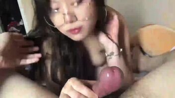 在客厅让羞涩的妹妹给我口暴力抽插的妹妹的嘴