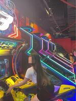 68、带嫂子来娱乐城玩，嫂子开心的像个少女1