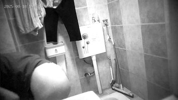 老号回归，最新偷拍一线天白虎馒头鲍鱼岳母洗澡3