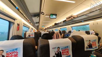 调教大奶老婆高铁人前刺激露出2