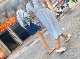 路边偷拍牛仔包臀裙少妇0