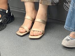 地铁偷拍露脸少妇