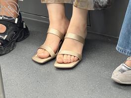 地铁偷拍露脸少妇1