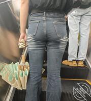 女大学生的超性感紧身牛仔裤1