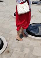 红裙子骚妇穿高跟凉鞋爬山，也是个狠人啊1