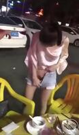 喝醉的女孩，厕所拍拍（视频）0