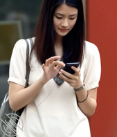 清纯妹子只顾滑手机不知道风把裙子吹起走光了