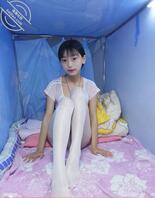 高中萝莉小女友，穿开裆给我看，几把已经痒痒想插进去这么紧的逼了。已成年1