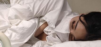 卧铺偷拍美女睡觉走光1