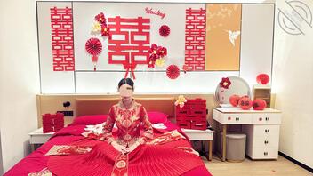 【海角原创】206三周年姐姐身着“秀禾服”一幅佳人美鲍翘臀图，正等待插入