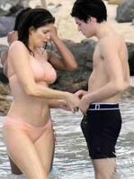 国外妈妈和儿子沙滩上就忍不住了