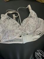 今天小姨子来我们家玩，出去了发现内衣内裤，想忍不住拿来打飞机，闻了一下好2