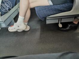 夏天来了，偷拍大街上的骚货美腿0