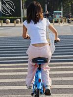 骑车偷拍美背2