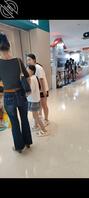 偷拍意淫商场带着两个小女孩的人妻少妇，在她生的女儿和她老公面前欣赏她骚样