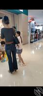 偷拍意淫商场带着两个小女孩的人妻少妇，在她生的女儿和她老公面前欣赏她骚样1