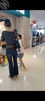 偷拍意淫商场带着两个小女孩的人妻少妇，在她生的女儿和她老公面前欣赏她骚样2