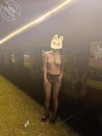 在公园露出 遇到有人过来只能躲在柱子后面 差点被发现0