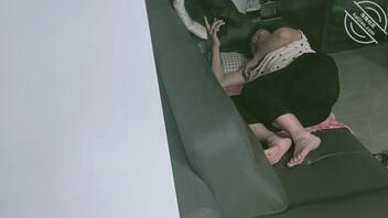 每天老妈都出来躺在沙发上感觉屁股很丰满，下一步攻略要怎么做2