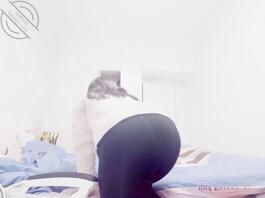 虽然不是哥哥们最爱的校服裤，但这条裤子也同样能看出本母狗的超级大肥臀0