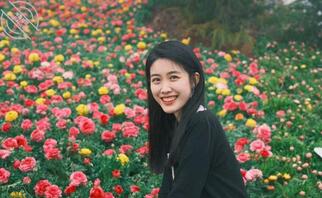 春色满枝，花香满衣，黑爹护我。1