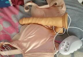 妈妈网上出轨了，跟男人边聊边自慰0