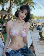 太“小只”了，连比基尼都撑不满0