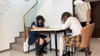 【奶气原创100】女儿闺蜜找她写作业女儿在旁边写作业我偷偷摸摸操着她闺蜜