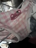 潜入女生宿舍，内裤小小的很舒服，直接射了，内裤本人是一个黄毛小小只1