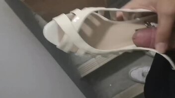 妈妈朋友的鞋柜好喜欢