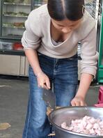 晚上买烧烤拍到老板女儿无意漏出大奶2