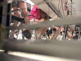 终于抄到隔壁班花底了，不过这是没穿内裤吗？真是个骚货，每天偷拍，喜欢的来