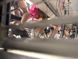 终于抄到隔壁班花底了，不过这是没穿内裤吗？真是个骚货，每天偷拍，喜欢的来1